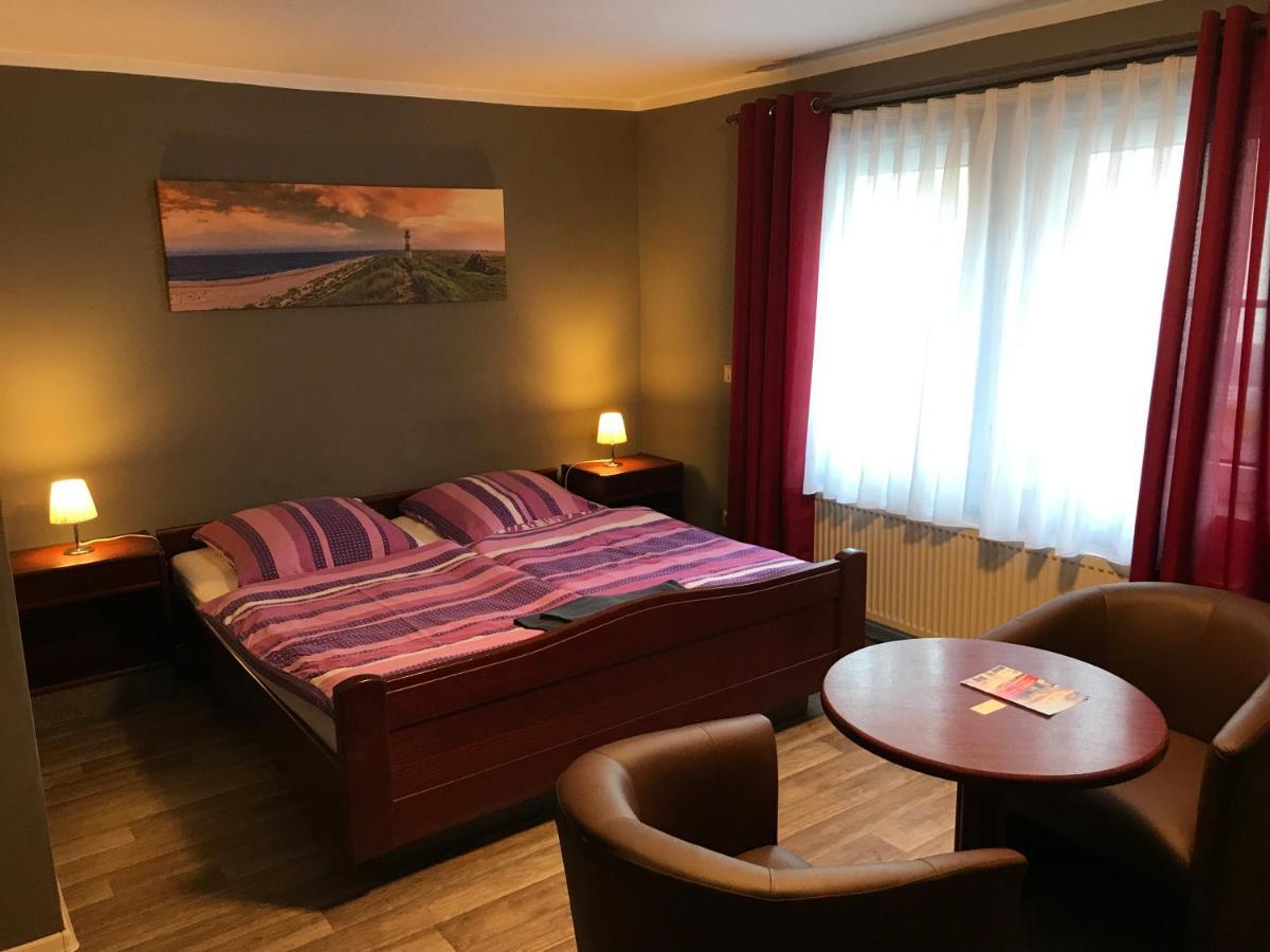 Pension Am Stadtrand Zerbst Esterno foto