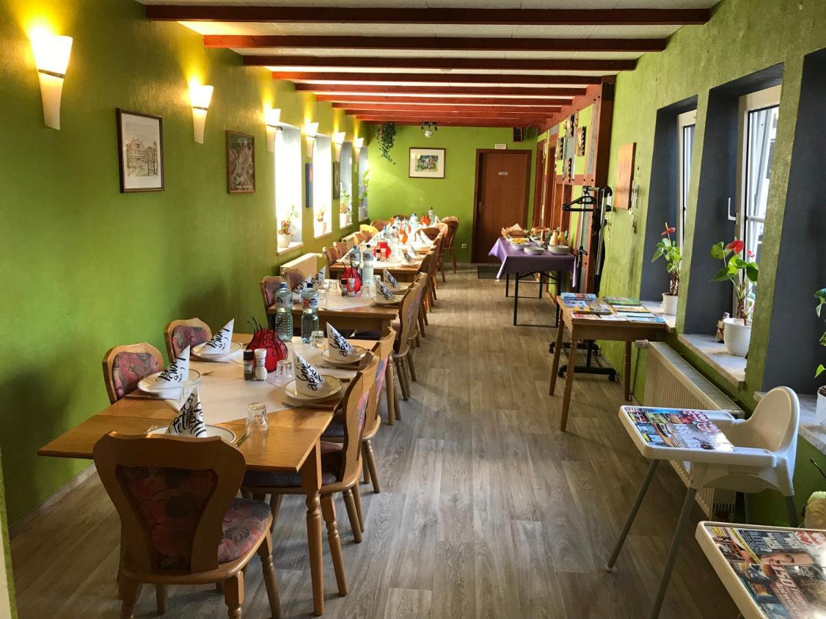 Pension Am Stadtrand Zerbst Esterno foto