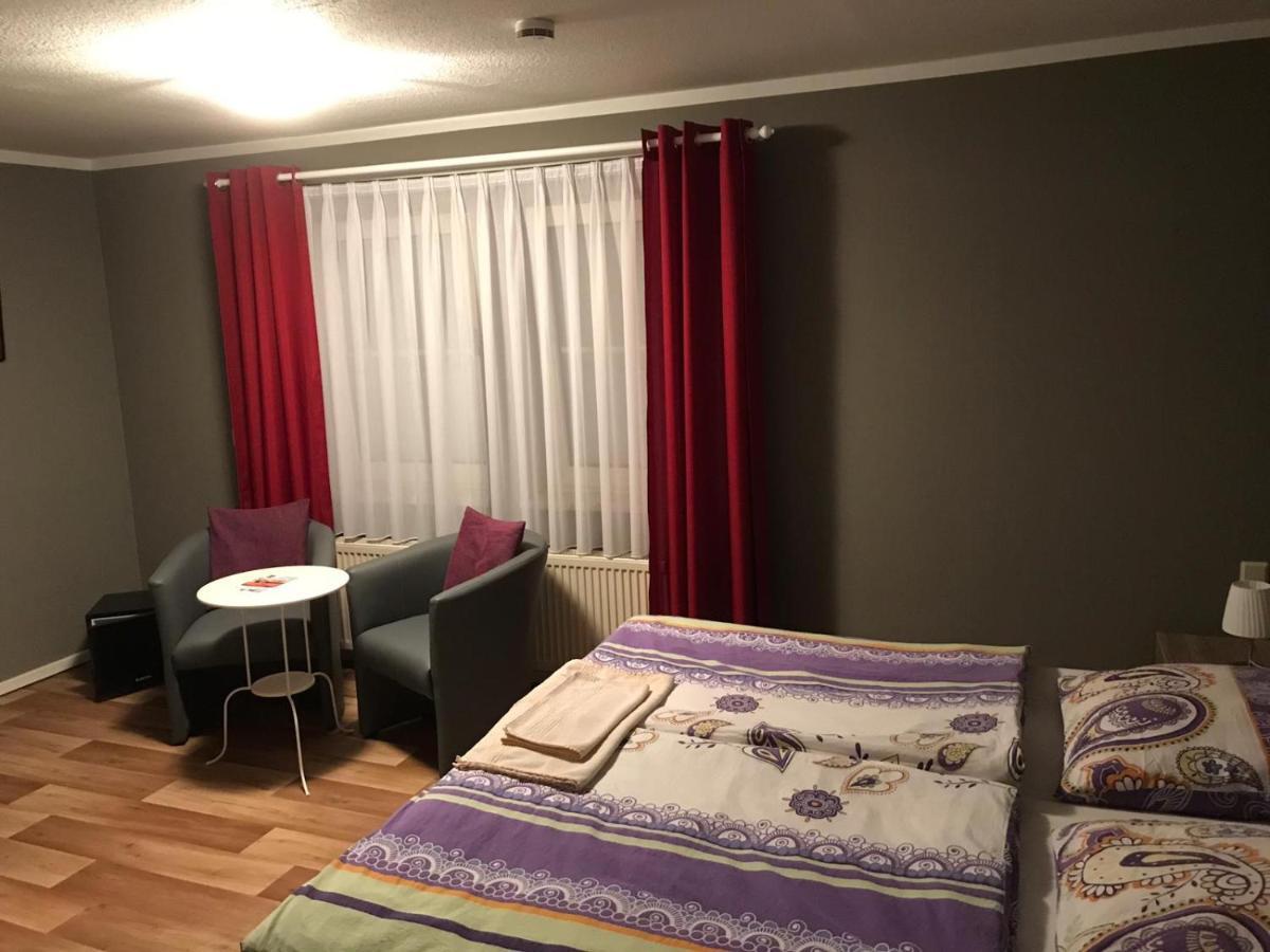 Pension Am Stadtrand Zerbst Esterno foto